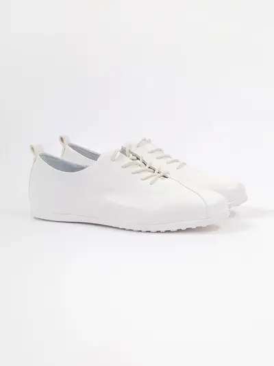 Полуботинки белого цвета на низкой подошве